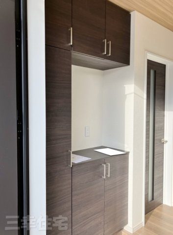 碧南市沢渡町の玄関|玄関の収納は大容量です。お好きな高さに調節できる可動棚、ブーツの収納もラクラクです♪