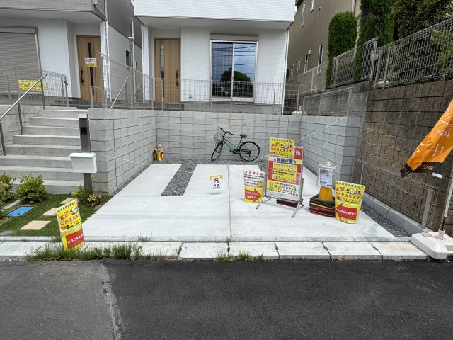 柏市つくしが丘５丁目新築戸建【中原小学校：10分】の駐車場|2号棟駐車スペース・並列2台駐車可