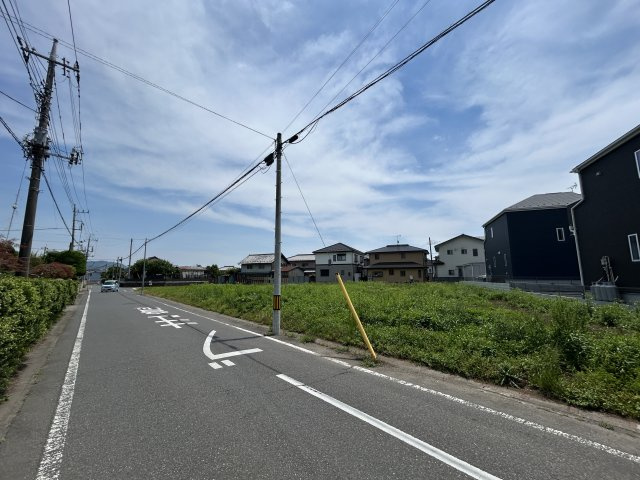【前面道路含む現地写真】 | 【富岡第7期　現地外観】
※令和7年6月時点