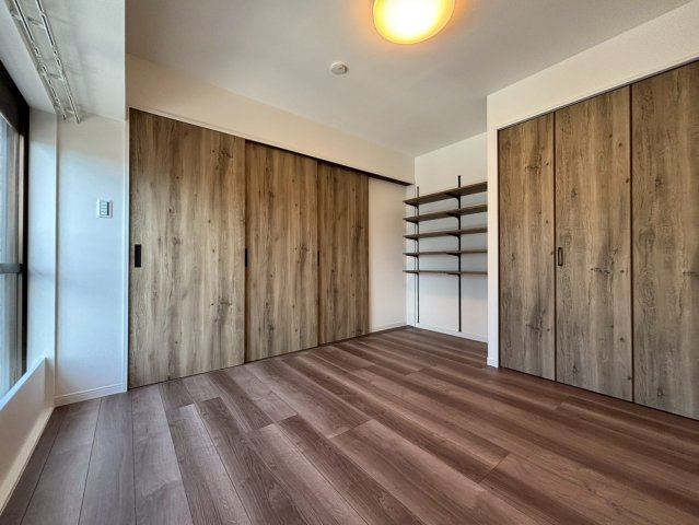 ルーブルかな杉の洋室