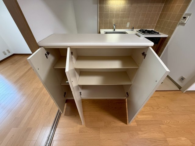 フォルム五条通りの収納|食器棚や書類の整理などで使用することも可能です。