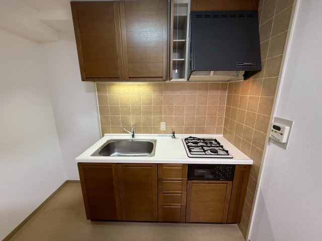 フォルム五条通りのキッチン|2口ガスコンロ付のシステムキッチンです。リフォームプランもご提案可能です。