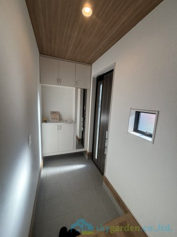 秦野市曽屋3期　新築戸建　全18棟5号棟の玄関