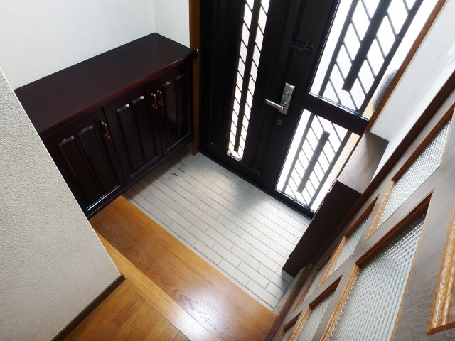 門戸岡田町戸建の玄関