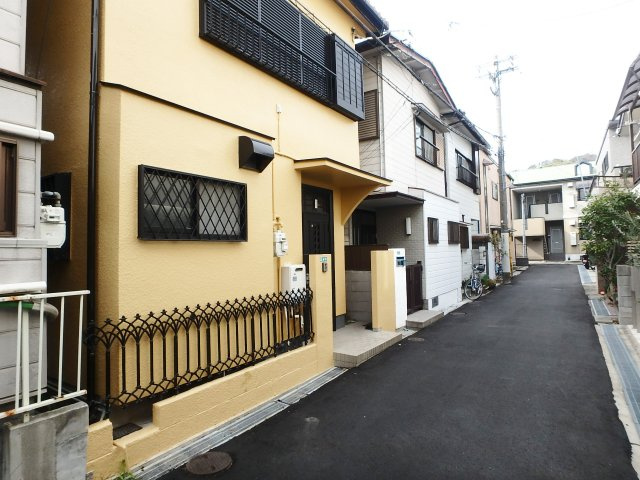 門戸岡田町戸建の玄関