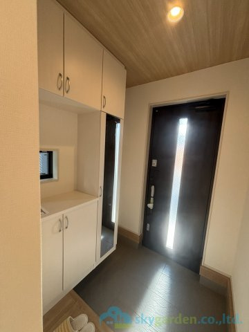 秦野市曽屋3期　新築戸建　全18棟4号棟の玄関