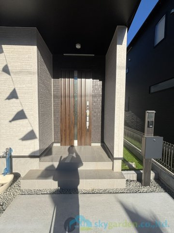 秦野市曽屋3期　新築戸建　全18棟4号棟の玄関