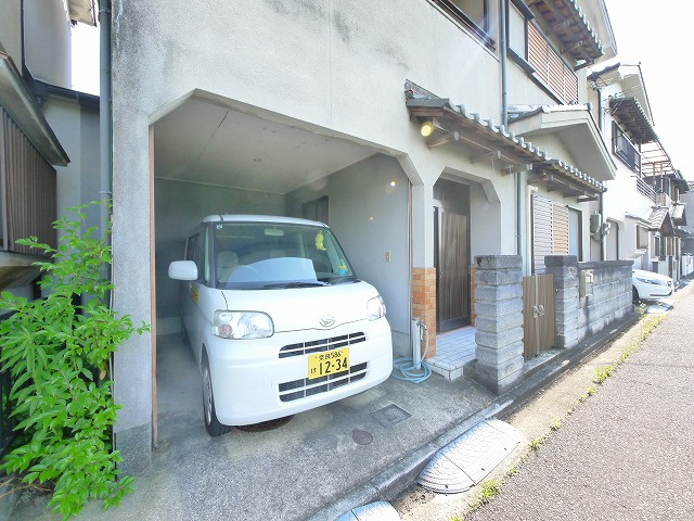 三輪貸家の駐車場|駐車場です