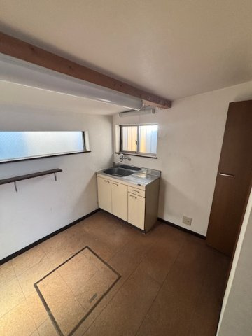 旭区大宮店舗付き戸建の内装