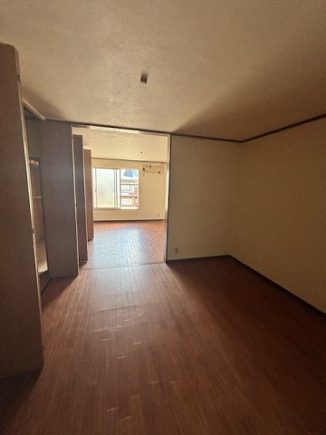 旭区大宮店舗付き戸建の居間・リビング