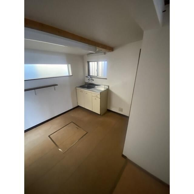 旭区大宮店舗付き戸建の内装