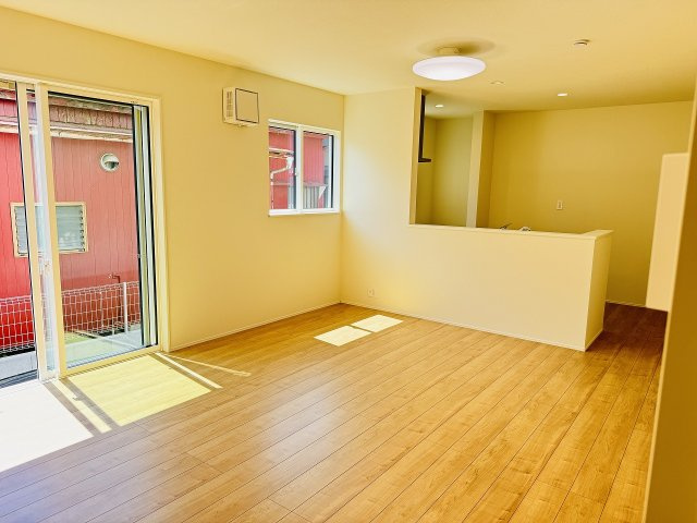 八王子市　諏訪町　新築一戸建て　２４ー１期の居間・リビング|～16.0帖の明るいLDKで、家族団欒の時間をお過ごしいただけます～