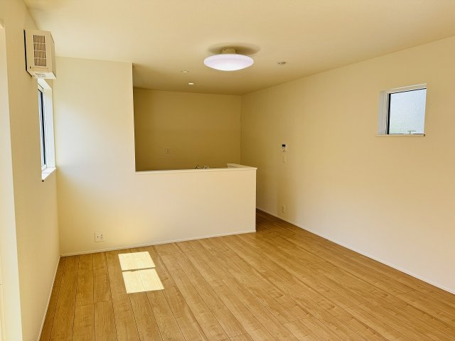 八王子市　諏訪町　新築一戸建て　２４ー１期の居間・リビング|～16.0帖の明るいLDKで、家族団欒の時間をお過ごしいただけます～