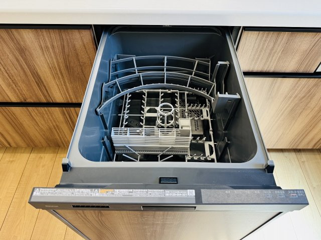 八王子市　諏訪町　新築一戸建て　２４ー１期のキッチン|～食洗機付き　食事後の食器洗いはお任せ、家族でゆっくりとくつろげます～