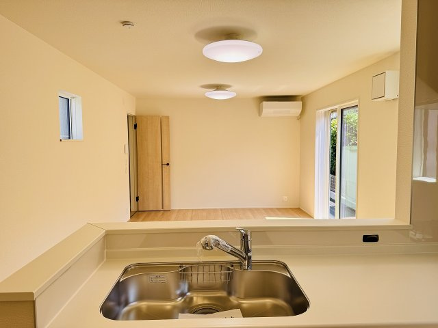 八王子市　諏訪町　新築一戸建て　２４ー１期の内装|～リビング側の家族とコミュニケーションをとりやすいキッチンです～