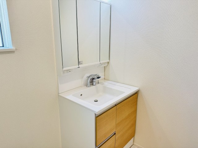 八王子市　諏訪町　新築一戸建て　２４ー１期の独立洗面台|～３面鏡付きの独立洗面台　細々している物をスッキリ収納出来ます～