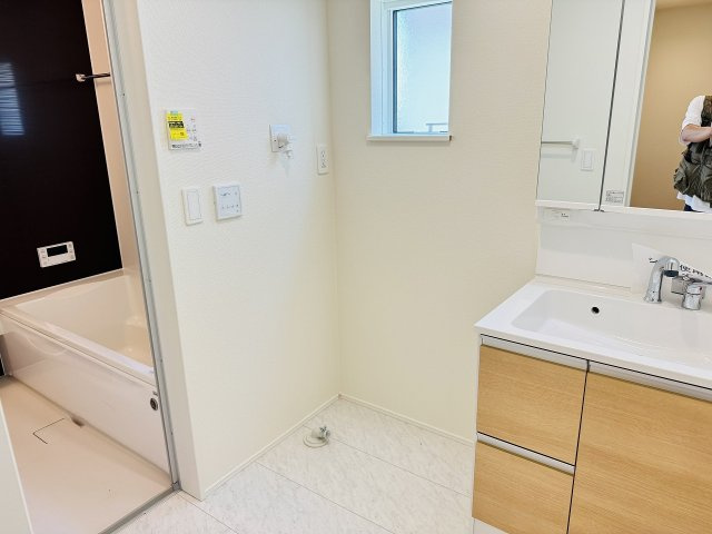 八王子市　諏訪町　新築一戸建て　２４ー１期の脱衣所|～窓付きで明るい洗面所　換気もしやすいです～