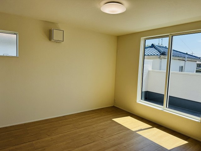八王子市　諏訪町　新築一戸建て　２４ー１期の寝室|～2階8.0帖の主寝室　ベッドなど大型家具のレイアウトもしやすい広さです～