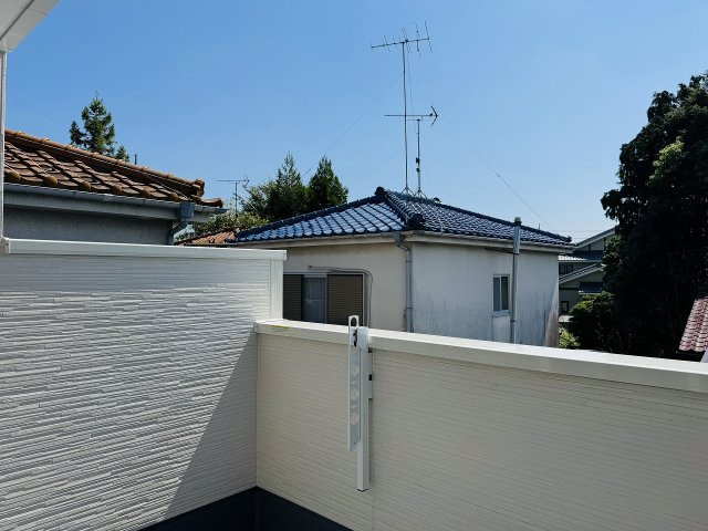 八王子市　諏訪町　新築一戸建て　２４ー１期のバルコニー|～陽当たりの良いバルコニー　洗濯物がよく乾きそうです～