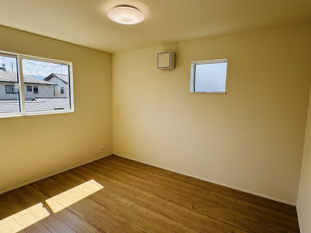 八王子市　諏訪町　新築一戸建て　２４ー１期の子供部屋|～2階6.9帖の洋室　2面採光で明るく風通しの良いお部屋です～