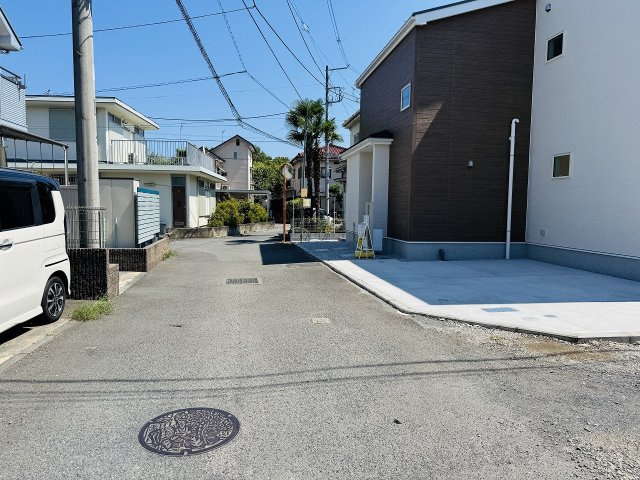 八王子市　諏訪町　新築一戸建て　２４ー１期の前面道路含む現地写真|～北西4ｍ・北東4ｍ道路に面しています～