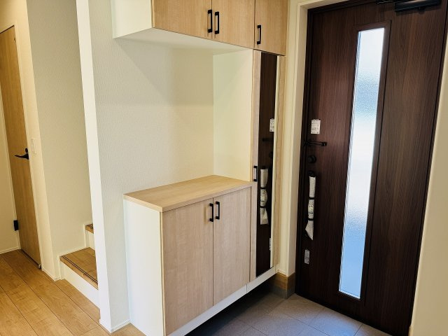 八王子市　諏訪町　新築一戸建て　２４ー１期の玄関|～玄関は安心のWロックキーを採用～