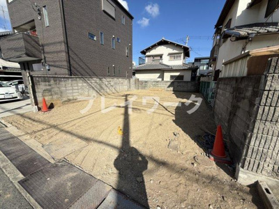 【前面道路含む現地写真】 | 大宮小・南東向き・土地33.45坪・建築条件なし・更地渡し・岸和田市宮前町 | 前面道路含む現地写真です