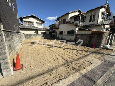 【前面道路含む現地写真】 | 大宮小・南東向き・土地33.45坪・建築条件なし・更地渡し・岸和田市宮前町 | 前面道路含む現地写真です