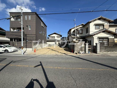 【前面道路含む現地写真】 | 大宮小・南東向き・土地33.45坪・建築条件なし・更地渡し・岸和田市宮前町 | 前面道路含む現地写真です