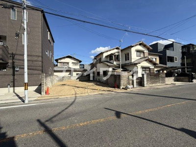 【前面道路含む現地写真】 | 大宮小・南東向き・土地33.45坪・建築条件なし・更地渡し・岸和田市宮前町 | 前面道路含む現地写真です