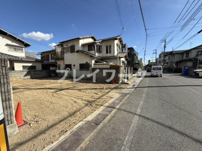 【前面道路含む現地写真】 | 大宮小・南東向き・土地33.45坪・建築条件なし・更地渡し・岸和田市宮前町 | 前面道路含む現地写真です