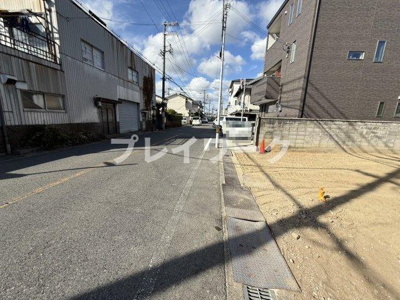【前面道路含む現地写真】 | 大宮小・南東向き・土地33.45坪・建築条件なし・更地渡し・岸和田市宮前町 | 前面道路含む現地写真です