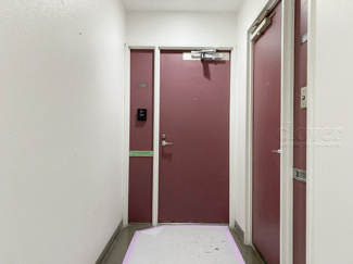 【その他共用部分】 | 皆様をお迎えする、お部屋の玄関ドア。開けやすさや開放角度、ドアノブの操作しやすさや鍵の形状などを、現地で一度ご確認ください。～即日のご見学可能～　お問合せはお気軽にどうぞ。