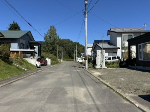 北見市小泉６７５番６１　新築平屋建　の前面道路含む現地写真