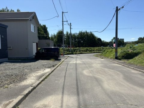 北見市小泉６７５番６１　新築平屋建　の前面道路含む現地写真