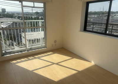 【洋室】 | グランドハイツ相模原 | 洋室のメリットは重い家具が置きやすく、身の回りが整理しやすいことです。 床がフローリングのため畳とは異なり凹みにくいです。 クローゼットなど収納が豊富で、普段使わない旅行カバンや服の整頓も簡単にです。