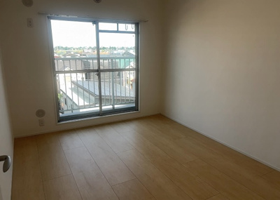 【寝室】 | グランドハイツ相模原 | 寝室でゆっくりと過ごすためにはベッド周りの適度な空間を担保することや窓の位置、照明の明るさ、寝室の広さなどを考える必要があります。自身や家族の構成とライフスタイルに併せて寝室にする部屋を選びましょう！