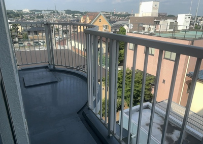 【バルコニー】 | グランドハイツ相模原 | バルコニーは、室外の専用スペースのうち、「屋根がなく開放された空間」であるものを指します。ベランダより広いタイプのものが多く、日当たりもよいため家庭菜園などを楽しみたい人にとって適した環境となります。