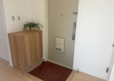 【玄関】 | グランドハイツ相模原 | 玄関は家の顔でもあり、家族以外の目にも止まる場所です。玄関は外との間を仕切る扉、靴などをしまっておく収納スペース、靴脱ぎのたたきスペース、来客とのやり取りをするドアホンなど複数のアイテムからなります。