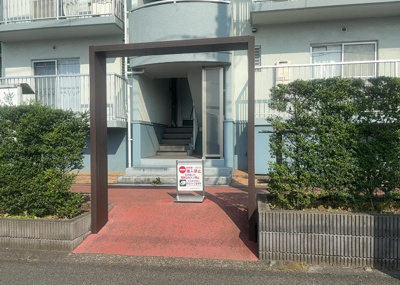 【エントランス】 | グランドハイツ相模原 | マンションのエントランスには、もともと風よけや防犯の役割がありますが、マンションによって宅配ボックスなどの設備が備わっている所もあります。日々の生活をイメージしながら生活しやすさをチェックしましょう。