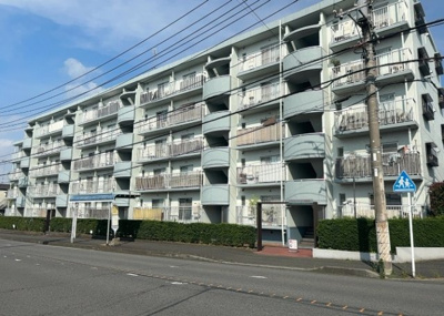 【外観】 | グランドハイツ相模原 | 外観はマンション管理がされているかの目安になります。築年数が古いと、壁面は劣化してひび割れが生じることも！建物が古びていても細かいところが修繕されていると、きちんと管理されているなぁと感じるでしょう。