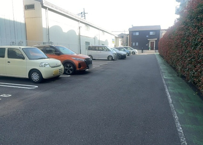 【駐車場】 | グランドハイツ相模原 | 車一台あたりに必要なスペースは、標準サイズの普通自動車で横幅2m50cm、長さ5mは必要になります。ただし、乗降のことも考慮して横幅3m30cm、長さ5m50cmほどは確保できるところを選びましょう。