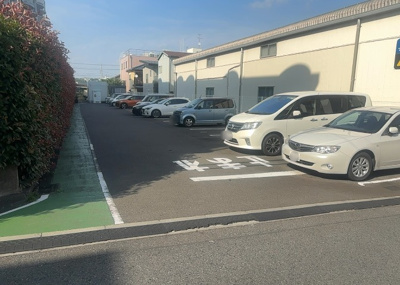 【駐車場】 | グランドハイツ相模原 | 駐車場と明記されていても、最小スペースでつくられた駐車場だと大型車は駐車できなかったり、出入りしにくくなったりする可能性があります。お車のサイズと購入したい物件の駐車場のサイズを現地で確認しましょう。