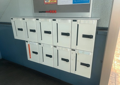 【設備】 | グランドハイツ相模原 | エントランス付近に設置されている集合ポストは、住んでいる部屋と離れているため、ポストをあさるなど誰かに何かされていても被害に気づきにくいです。入居する時には他人に特定されにくい番号で鍵をかけましょう！