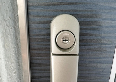 【防犯設備】 | グランドハイツ相模原 | 当然のことではありますが、オートロックやセンサーライト、ホームセキュリティーなどの防犯設備があれば、小さいお子様がいるご家庭も安心ですよね！まず物件購入の際は、防犯設備もチェックするようにしましょう。