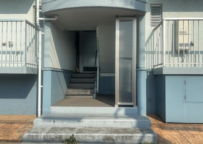 【ロビー】 | グランドハイツ相模原 | ラウンジは、マンションの共用スペースに椅子やテーブルなどを配置した利用者が寛げる空間です。屋内型ラウンジと屋外型ラウンジがあります。共用部分の管理状況と合わせて、詳細については現地でご確認ください。