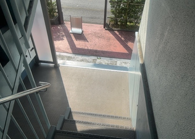 【ロビー】 | グランドハイツ相模原 | ロビーというと、エントランスと何がちがうの？と思いますよね。実はロビーとエントランスには明確な決まりはありません。物件によっては、エントランスを入って広がるある程度の広さのある空間がロビーとなります。