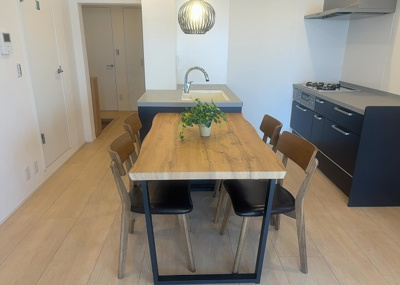 【ダイニング】 | グランドハイツ相模原 | ダイニングは、食事や家族の団らんスペースとしてだけではなく、ほかの用途としても使用することができます。ダイニングテーブルを置き、食事のためのスペースを作ることでリビングとの差別化を図ることができます。