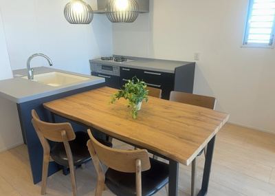 【キッチン】 | グランドハイツ相模原 | L型アイランドタイプは、キッチンからダイニングにもリビングにも目が行き届くので、とても使いやすい配置です。L字型独立タイプは、キッチンを独立させてるためLDKというよりもLDといった様なイメージです。