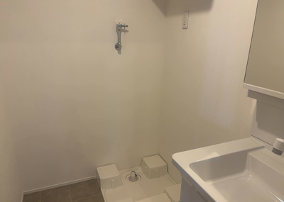 【ランドリースペース】 | グランドハイツ相模原 | ランドリースペースも気になります。洗濯機置場があり「洗う、干す、取り込む、アイロンがけ、たたむ」など、洗濯に関する家事をするための空間です。広さや収納など付帯設備も含めて、詳細は現地でご確認ください。